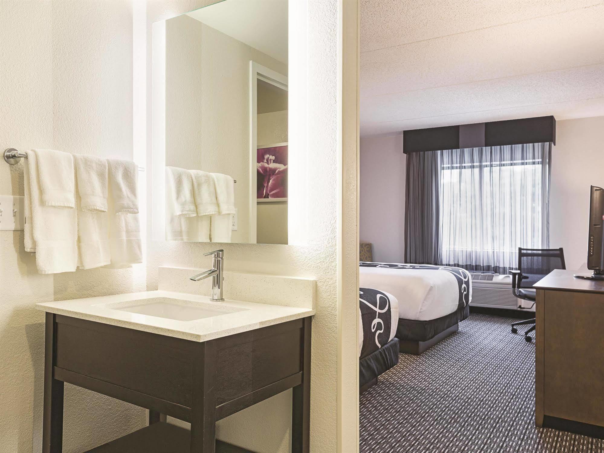Hotel La Quinta By Wyndham Warwick Providence Airport Exterior foto